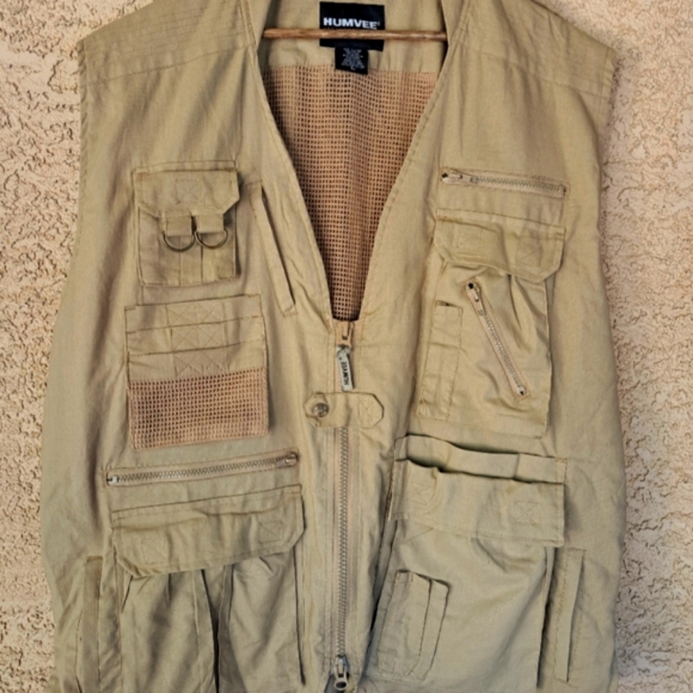 NWOT Humvee hunting/ fishing adventure vest XL.